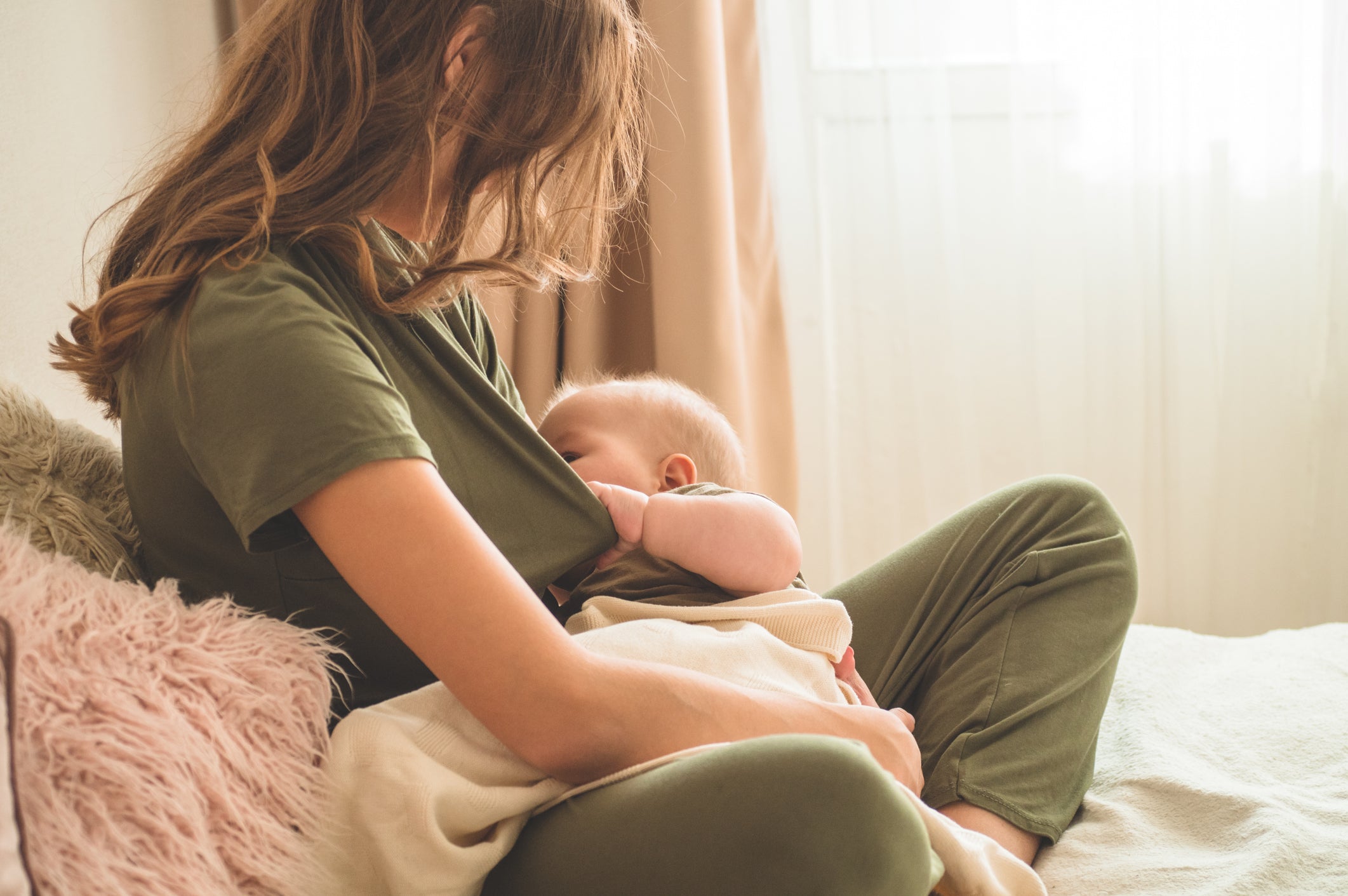 Allaitement maternel : avantages, perception et vêtements appropriés